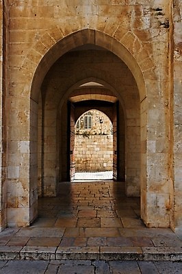 포토 JPG 해외이미지 종교 벽 중동 건축양식 날씨 출입구 사람없음 건물 노란색 교회 문 골동품 복도 중세 역사 황금 성자 묘사 아치 대문 신성 사암 구시가지 숭배 예루살렘 옛날 이스라엘 해외202004 해외포토 건축물 건축 나라 컬러 종교건축 돌_바위 서아시아 파일형식 이미지허브