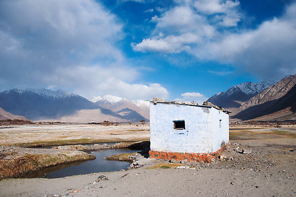 포토 JPG 해외이미지 도로 여행 백그라운드 자연 하늘 산 사람없음 초록색 물 파란색 내추럴 히말라야 해외202004 해외포토 자연요소 길 컬러 교통시설 생태계 파일형식 산맥 이미지허브