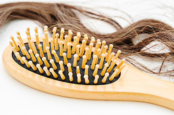 포토 JPG 해외이미지 근접촬영 사람없음 뷰티 머리카락 머리빗 흰배경 헤어관리 두피케어 탈모 탈모클리닉 해외202004 탈모예방 숱 해외포토 뷰포인트 백그라운드 머리 흰색 미용용품 예방 클리닉 증상 파일형식 이미지허브