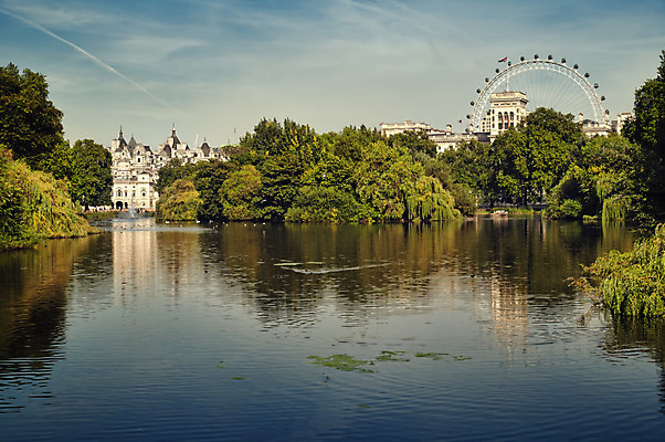 포토 JPG 해외이미지 식물 공원 유럽 호수 건축양식 자연 영국 잉글랜드 사람없음 가로 초록색 물 여름 파란색 도시풍경 반사 젖음 연못 런던 스카이라인 해외202004 해외포토 자연요소 계절 공공시설 건축 나라 컬러 풍경 도시 생태계 파일형식 이미지허브