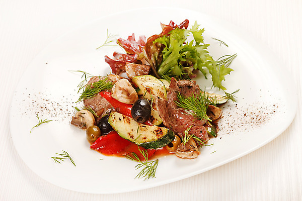 포토 JPG 해외이미지 접시 음식 조각 토마토 채소 부분 양파 육류 요리 사람없음 빨간색 갈색 와인 식사 저녁식사 버섯 소고기 고명 맛 상추 먹기 허브 올리브 매움 후추 점심식사 단백질 딜 주키니 짠맛 해외202004 해외포토 식물 식기 열매 컬러 컨셉 식재료 모션 주류 향신료 영양소 파일형식 이미지허브