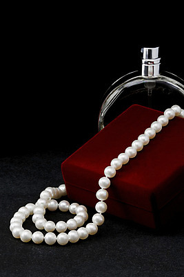 포토 JPG 해외이미지 모양 백그라운드 컨셉 곡선 목걸이 자연 추상 휴가 선물 사랑 사람 이벤트 사람없음 장식 빨간색 빛 상자 반사 유행 검은색 흰색 축하 원형 화려 그룹 재산 고급 우아함 매끈함 보석 구슬 오브젝트 보물 여의주 스타일 해외202004 해외포토 도형 감정 선 컬러 무늬 장신구 금융 감각 광석 생태계 파일형식 이미지허브