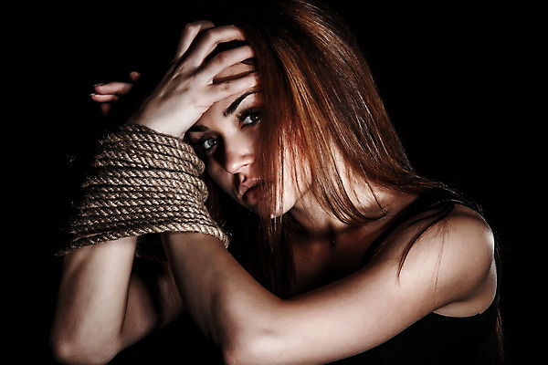 포토 JPG 해외이미지 백인 여자 감정 무기 밧줄 백그라운드 컨셉 피곤 관리 한명 사람 검은색 어둠 고통 흰색 표현 잡기 찡그림 좌절 상처 울음 쇠사슬 묶기 감옥 눈물 매듭 열정 고문 죄수 스타일 해외202004 해외포토 서양인 1 줄 컬러 모션 표정 파일형식 이미지허브