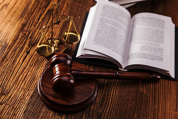 포토 JPG 해외이미지 실내 사람없음 책 오브젝트 법 의사봉 양팔저울 나무배경 해외202004 해외포토 백그라운드 저울 내부 파일형식 이미지허브