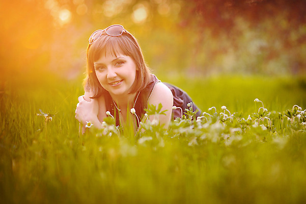 포토 JPG 해외이미지 라이프스타일 응시 공원 여자 행복 선 자연 휴가 휴식 건강 한명 사람 야외 10대 햇빛 태양 맑음 희망 화목 일몰 봄 내추럴 거짓말 카피스페이스 해외202004 해외포토 자연요소 1 시선 계절 공공시설 감정 컨셉 청소년 날씨 생활 노을 공백 생태계 파일형식 이미지허브