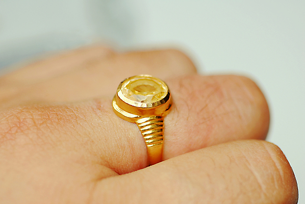 포토 JPG 해외이미지 디자인 행복 컨셉 손가락 관계 발렌타인데이 선물 사랑 사람없음 노란색 우정 반지 악단 황금 보석 전용 스타일 해외202004 해외포토 손 감정 음악 컬러 장신구 데이이벤트 친구 광석 파일형식 이미지허브