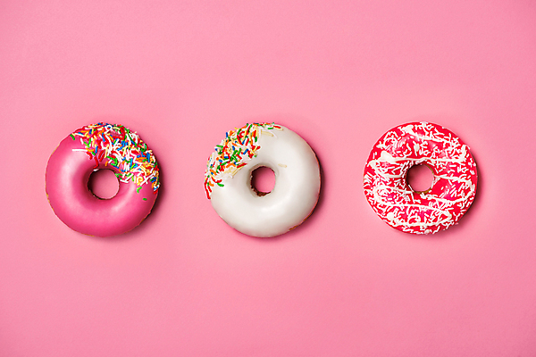 포토 JPG 해외이미지 실내 사람없음 하이앵글 도넛 달콤 분홍색배경 해외202004 해외포토 뷰포인트 분홍색 백그라운드 디저트 내부 맛 파일형식 이미지허브