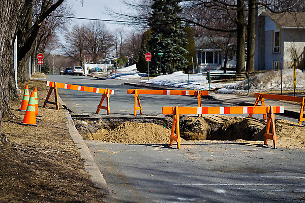포토 JPG 해외이미지 도로 거리 사람없음 울타리 도시 구멍 수리 불도저 복원 해외202004 해외포토 길 교통시설 담장 중장비 파일형식 이미지허브