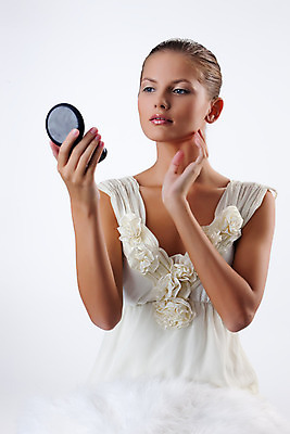 포토 JPG 해외이미지 백인 1 라이프스타일 손 여자 유럽 얼굴 장신구 갈색머리 한명 사람 성인 머리 유행 화장품 화려 닫기 복지 오브젝트 고립 스타일 표현성 해외202004 해외포토 서양인 헤어스타일 나라 컨셉 모션 생활 신체부위 뷰티 사회이슈 파일형식 이미지허브