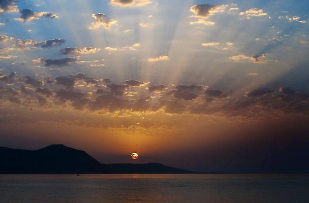 포토 JPG 해외이미지 모양 구름 바다 섬 여행 오렌지 하늘 따뜻함 그림자 사람없음 물 여름 파란색 컬러풀 태양 반사 노란색 여행객 평화 고요 일몰 캠핑 뜨거움 황금 지중해 그림 혼자 해외202004 해외포토 사이프러스공화국 자연요소 계절 유럽 컬러 컨셉 과일 레저 사람 노을 파일형식 이미지허브