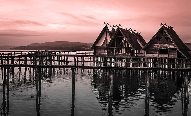 포토 JPG 해외이미지 호수 하늘 지붕 빨대 풍경 사람없음 건물 목재 물 컬러풀 햇빛 반사 마을 보라색 일몰 수확 시골 기둥 자주색 시골집 옛날 해외202004 해외포토 자연요소 나무 건축물 건축 컬러 농업 재료 주택 태양 노을 파일형식 이미지허브