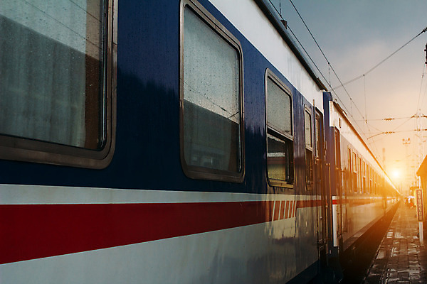 포토 JPG 해외이미지 구름 비즈니스 창문 유리 사람없음 빨간색 파란색 금속 줄무늬 장비 기차 흰색 오브젝트 해외202004 해외포토 자연요소 육상교통 컬러 무늬 재질 대중교통 파일형식 이미지허브