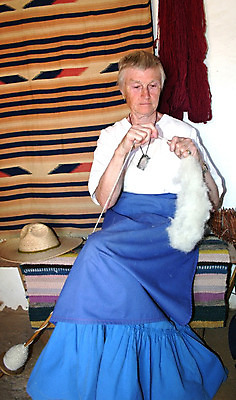 포토 JPG 해외이미지 손 여자 한명 성인 취미 수확 직물 뜨개질 실 섬유 양모 돌리기 해외202004 해외포토 1 농업 모션 사람 신체부위 파일형식 이미지허브