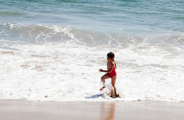 포토 JPG 해외이미지 백인 여자 수영복 행복 어린이 모래 파도 바다 장난 가족 자연 놀이 휴가 건강 한명 사람 인종 야외 빨간색 물 달리기 운동 봄 젖음 흰색 작음 땅 흥분 해외202004 해외포토 자연요소 서양인 1 옷 계절 감정 컬러 관계 모션 크기 생태계 파일형식 이미지허브