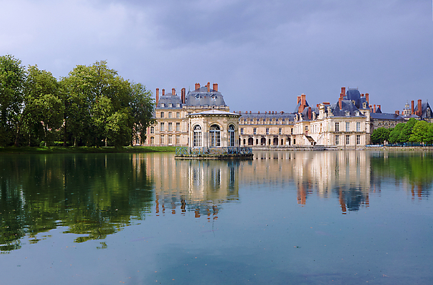 포토 JPG 해외이미지 나무 식물 구름 공원 건축양식 창문 하늘 지붕 주택 굴뚝 사람없음 건물 물 궁전 프랑스 연못 분수 정사각형 르네상스 해외202004 해외포토 자연요소 도형 건축물 공공시설 건축 유럽 고건축 파일형식 이미지허브