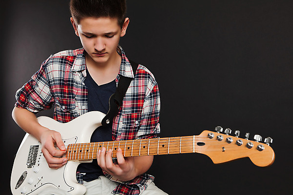 포토 JPG 해외이미지 남자 음악 포즈 놀이 한명 서기 사람 취미 10대 소리 연주자 음악가 흰색 기구 기타 표현 잡기 일렉기타 시원함 흥분 예술가 기타리스트 비명 사춘기 플레이어 해외202004 해외포토 직업 1 감정 컬러 모션 청소년 현악기 문화예술 파일형식 이미지허브