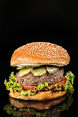 포토 JPG 해외이미지 검은배경 패스트푸드 실내 사람없음 한개 반사 햄버거 인스턴트 정크푸드 해외202004 해외포토 1 음식 백그라운드 내부 검은색 파일형식 이미지허브