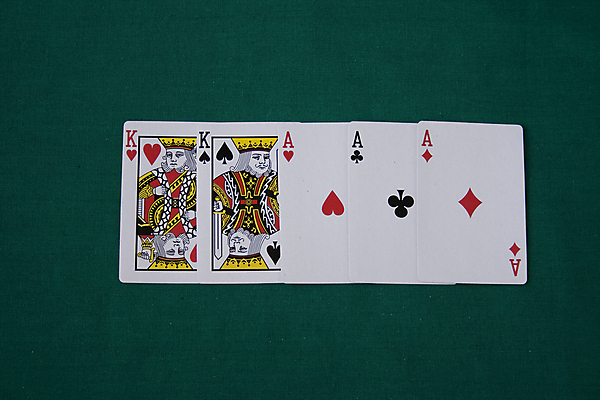 포토 JPG 해외이미지 종이 컨셉 놀이 주택 아이디어 종류 사람없음 초록색 게임 흰색 마음 우승 신용카드 4 행운 재산 도박 위험 가득함 카지노 클럽 기회 상업 5 포커 고립 라스베가스 승자 에이스 직진 해외202004 해외포토 컬러 건물 금융 숫자 최고 트럼프 파일형식 이미지허브