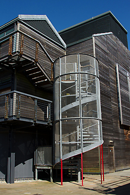 포토 JPG 해외이미지 길 벽 건축양식 난간 하늘 나선형 안전 사람없음 야외 건물 목재 빨간색 파란색 계단 금속 판넬 바 새장 공학 단계 해외202004 해외포토 나무 건축물 교육 건축 컬러 무늬 재료 재질 케이지 파일형식 이미지허브