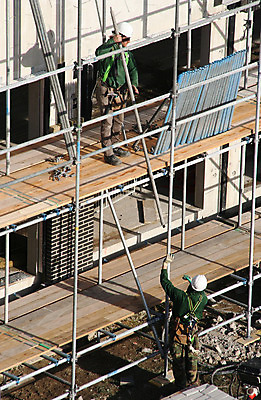 포토 JPG 해외이미지 직업 남자 산업 2 협력 노동자 사람 사람없음 야외 건물 건설현장 업무 작업 안전모 발판 고용 지원 프로젝트 해외202004 해외포토 건축물 건설업 구직 헬멧 안전장비 채용 파일형식 이미지허브