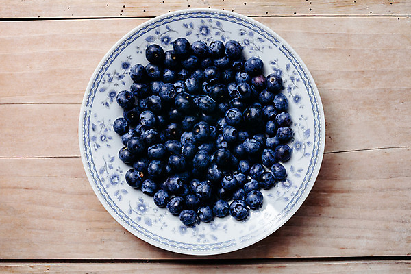 포토 JPG 해외이미지 계절 열매 음식 백그라운드 다이어트 과일 탁자 디저트 건강 사람없음 목재 파란색 수확 흰색 시골 신선 그룹 사발 달콤 정상 유기농 블루베리 날것 흙더미 내추럴 숙성 채식주의자 많음 해외202004 해외포토 나무 식물 웰빙 컬러 가구 컨셉 농업 재료 흙 사기그릇 맛 채식 파일형식 더미 이미지허브