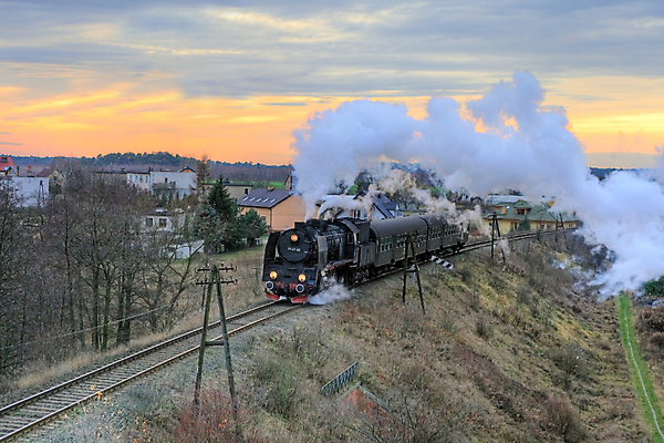 포토 JPG 해외이미지 여행 교통시설 자연 안테나 풍경 취미 사람없음 야외 가로 햇빛 황혼 새벽 기차 시골 역사 재산 저녁 향수 그림 복고 과거 광택 폴란드 선로 옛날 해외202004 해외포토 자연요소 유럽 육상교통 교통 컨셉 통신 대중교통 금융 태양 일몰 화장품 야간 시설 생태계 파일형식 이미지허브