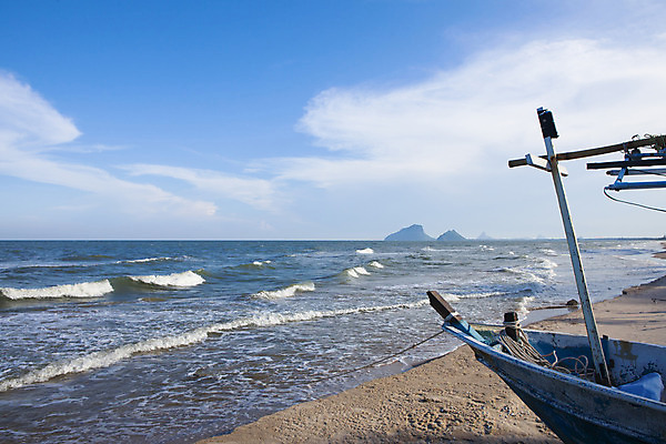 포토 JPG 해외이미지 아시아 호수 바다 여행 교통시설 태국 자연 하늘 낚시 동양인 풍경 사람없음 목재 물 파란색 노란색 일몰 보트 버리기 깨짐 옛날 조난 해외202004 해외포토 자연요소 나무 나라 컬러 교통 컨셉 배_교통 재료 모션 레저 인종 노을 시설 생태계 파일형식 이미지허브