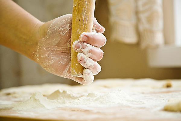 포토 JPG 해외이미지 백인 1 손 음료 음식 재료 탁자 요리 사람 사람없음 목재 가로 쿠키 주방 요리사 앞치마 빵집 껍질 흰색 잡기 플랫 달콤 정상 낟알 굽기 계산대 준비 날것 반죽 만들기 번짐 밀가루 후추 제빵사 페스츄리 핸드메이드 해외202004 해외포토 서양인 나무 직업 빵 컬러 가구 모션 디저트 신체부위 상점 맛 가루 구이 향신료 파일형식 효과 이미지허브