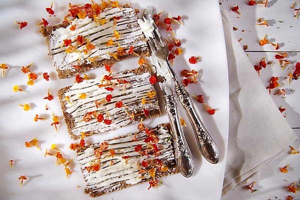 포토 JPG 해외이미지 접시 꽃 음식 빵 조각 다이어트 치즈 샌드위치 건강 사람없음 빛 요식업 봄 흰색 맛 시리얼 해외202004 해외포토 식물 식기 계절 산업 컬러 컨셉 유제품 파일형식 이미지허브