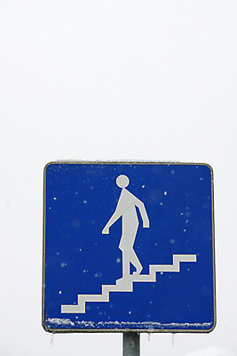 포토 JPG 해외이미지 아이콘 도로 백그라운드 컨셉 겨울 하늘 거리 간판 사람 사람없음 파란색 계단 얼음 산책 정보 흰색 도시 보행자 구출 전철 알림 심볼 사인 예방 정사각형 법 규칙 밟기 일반 단계 건너기 고립 돌봄 방법 해외202004 해외포토 자연요소 도형 계절 길 육상교통 컬러 교통시설 모션 휴식 대중교통 도움 파일형식 이미지허브