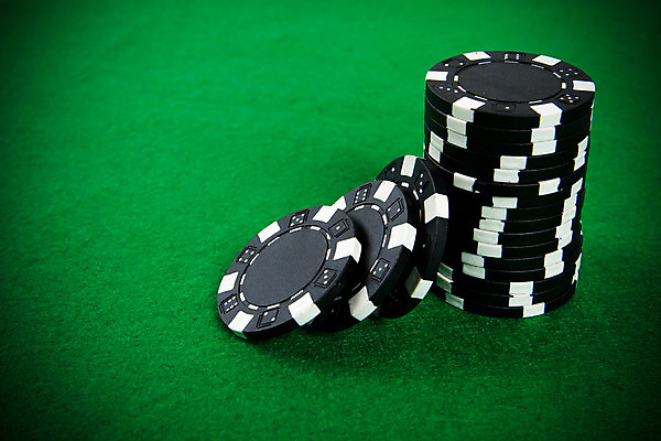 포토 JPG 해외이미지 백그라운드 놀이 탁자 사람없음 초록색 쌓기 검은색 게임 흰색 마음 우승 원형 도박 위험 삽 카지노 기회 포커 잭 곤봉 해외202004 해외포토 도형 스포츠용품 컬러 가구 컨셉 모션 최고 트럼프 파일형식 이미지허브