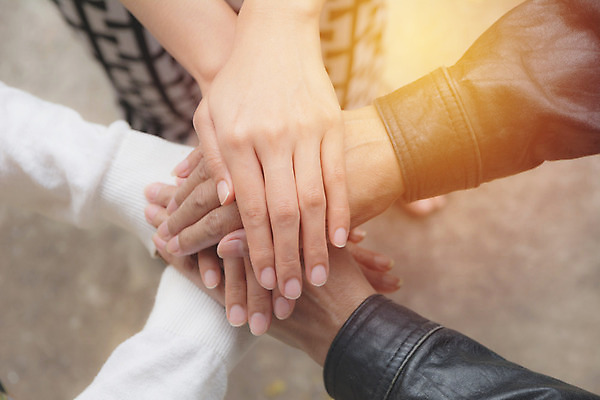 포토 JPG 해외이미지 학생 라이프스타일 손 여자 남자 행복 백그라운드 컨셉 비즈니스 가족 관계 성공 협력 함께함 사랑 서기 사람 성인 사람없음 쌓기 믿음 힘 우정 그룹 정상 대학교 각도 커뮤니티 돌봄 섞기 소셜 지원 통일 해외202004 해외포토 감정 학교 모션 생활 신체부위 친구 파일형식 이미지허브