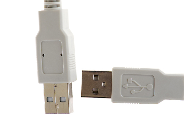 포토 JPG 해외이미지 이동 기술 사람없음 컴퓨터 자료 장비 흰색 공구 네트워크 코드 은색 연결 접속 USB 철사 수납 고립 지원 하드웨어 해외202004 해외포토 컬러 컨셉 전자제품 도구 파일형식 이미지허브