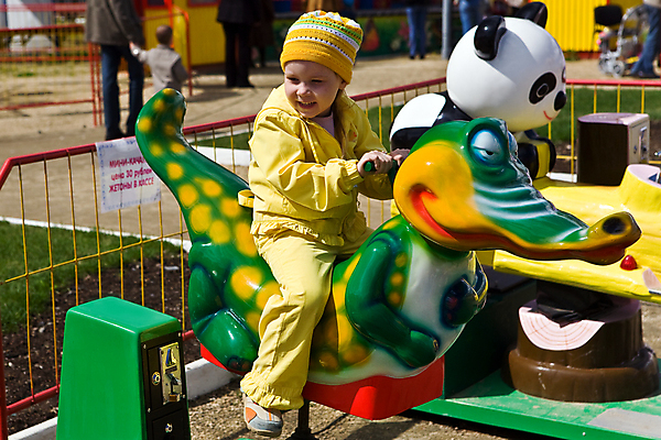포토 JPG 해외이미지 동물 1 공원 딸 어린이 놀이 한명 사람 소녀 성인 초록색 금발 장난감 유치원 분노 오브젝트 속도 싱글 악어 해외202004 해외포토 헤어스타일 공공시설 여자 교육 감정 컬러 가족 파충류 파일형식 이미지허브