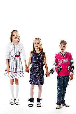 포토 JPG 해외이미지 백인 라이프스타일 응시 행복 얼굴 어린이 포즈 가족 성공 휴식 함께함 3 사람 세명 금발 햇빛 우정 에너지 자녀 그룹 흥분 커뮤니티 고립 통일 해외202004 해외포토 서양인 헤어스타일 시선 감정 컨셉 관계 생활 신체부위 친구 태양 파일형식 이미지허브