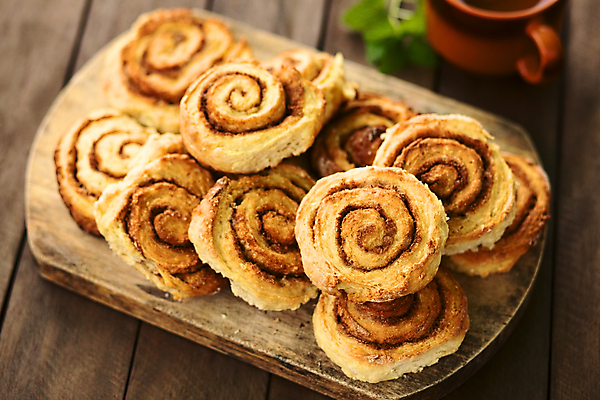 포토 JPG 해외이미지 음식 티타임 디저트 사람없음 목재 가로 과자 케이크 달콤 아침식사 굽기 롤 번 시나몬 페스츄리 핸드메이드 해외202004 시나몬롤 해외포토 나무 빵 재료 휴식 식사 맛 구이 파일형식 이미지허브