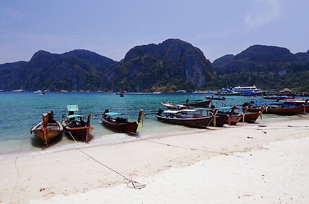 포토 JPG 해외이미지 구름 아시아 모래 파도 바다 섬 여행 태국 하늘 아침 휴식 산 풍경 사람없음 야외 초록색 물 여름 파란색 태양 일출 일몰 만 보트 서핑 언덕 꼬리 함선 천국 마야 석호 안다만 파라다이스 해외202004 해외포토 주간 자연요소 계절 나라 컬러 컨셉 배_교통 노을 수상스포츠 마야문명 파일형식 이미지허브