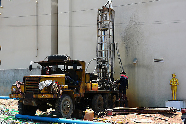 포토 JPG 해외이미지 남자 산업 문화 백그라운드 자동차 유물 미술 동양인 사람없음 물 기계 흙 장비 골동품 업무 구멍 역사 황금 신비 심볼 역동적 수로 과거 쇼 먼지 신화 짐차 영웅 병정 전사 깊이 송곳 제국 지질학 해외202004 해외포토 자연요소 전통 교육 육상교통 컨셉 문화예술 사람 인종 작업 파일형식 이미지허브