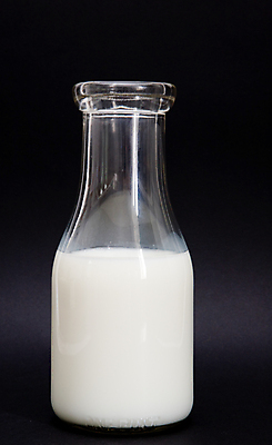 포토 JPG 해외이미지 음료 다이어트 유리 건강 사람없음 검은색 우유 흰색 고립 단백질 저지방 칼슘 해외202004 해외포토 컬러 재질 유제품 기름_음식 영양소 파일형식 이미지허브