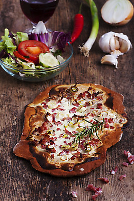 포토 JPG 해외이미지 전통 문화 음식 토마토 유리 양파 피자 마늘 요리 사람없음 목재 빨간색 초록색 와인 봄 샐러드 프랑스 껍질 가을 흰색 시골 맛 널 굽기 크림 햄 베이컨 후추 로즈메리 프랑스어 고립 타르트 해외202004 해외포토 나무 문자 계절 유럽 빵 컬러 컨셉 채소 재료 재질 주류 패스트푸드 서양음식 육류 돼지고기 구이 허브 향신료 파이_빵 파일형식 이미지허브