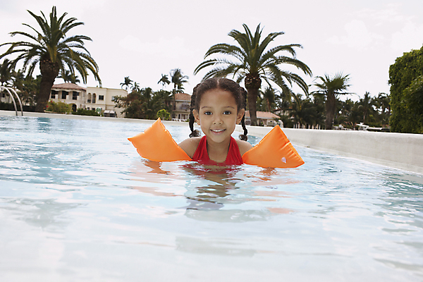 포토 JPG 해외이미지 주간 여자 수영복 여유 어린이 수영장 한명 미소 소녀 상반신 야외 앞모습 여름휴가 바캉스 튜브 소녀한명만 해외202004 해외포토 자연요소 1 옷 감정 뷰포인트 휴가 표정 사람 여자한명만 소녀만 파일형식 여름_계절 이미지허브