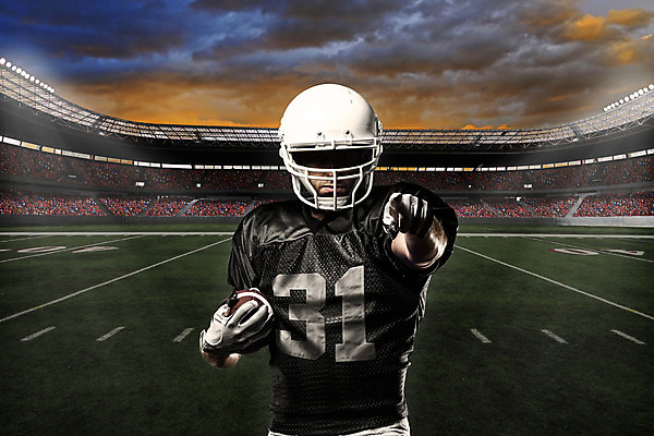 포토 JPG 해외이미지 남자 스포츠 유니폼 공 축구선수 한명 운동복 미식축구 축구 미국 축하 헬멧 럭비공 미식축구선수 해외202004 해외포토 1 옷 컨셉 북아메리카 운동선수 사람 구기 보호장비 럭비용품 파일형식 이미지허브