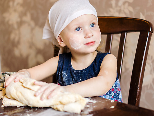 포토 JPG 해외이미지 1 라이프스타일 손 여자 교육 행복 어린이 음식 빵 크리스마스 가족 탁자 휴가 주택 요리 한명 사람 소녀 목재 쿠키 케이크 주방 요리사 식사 축하 아기 작음 굽기 준비 반죽 만들기 밀가루 밀가루반죽 제빵사 캡모자 해외202004 해외포토 나무 직업 모자_잡화 기념일 감정 가구 컨셉 재료 관계 모션 디저트 건물 생활 신체부위 크기 가루 구이 파일형식 이미지허브