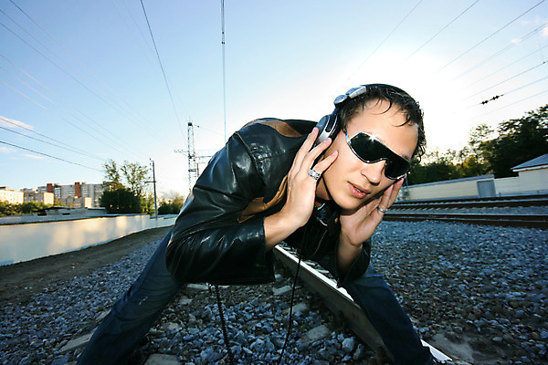 포토 JPG 해외이미지 한명 선글라스 기차 믹서 해외202004 해외포토 1 안경 육상교통 대중교통 사람 파일형식 이미지허브