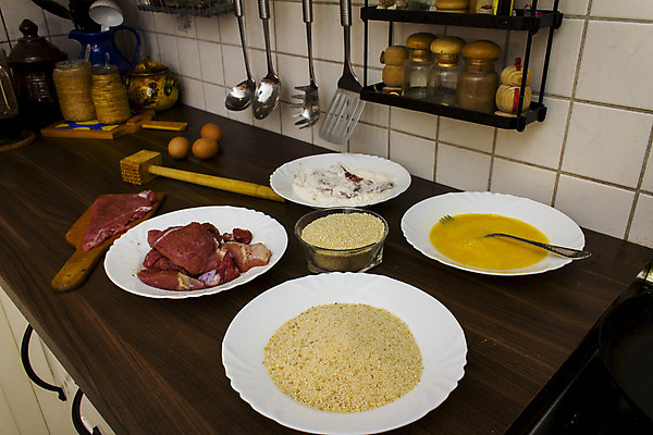 포토 JPG 해외이미지 접시 음식 재료 육류 돼지고기 스테이크 요리 사람없음 노란색 주방 식사 흰색 신선 자르기 굽기 날것 식용 많음 해외202004 해외포토 식기 컬러 컨셉 식재료 모션 서양음식 구이 파일형식 이미지허브