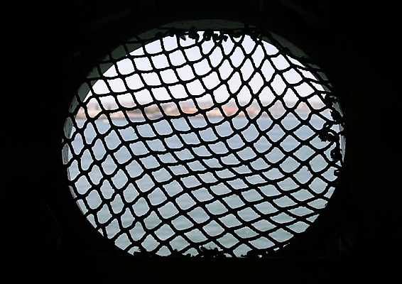 포토 JPG 해외이미지 바다 여행 창문 교통시설 프레임 항해 사람없음 물 커튼 원형 그물 구멍 보트 황소 해군 포트 옛날 해외202004 해외포토 자연요소 도형 교통 배_교통 군대 소 시설 파일형식 이미지허브