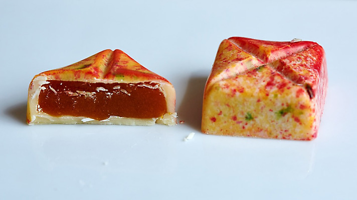 포토 JPG 해외이미지 음식 조각 백그라운드 다이어트 재료 디저트 발렌타인데이 사탕 선물 사람없음 장식 갈색 과자 초콜릿 검은색 어둠 여러개 우유 흰색 바 원형 그룹 닫기 달콤 맛 유혹 설탕 수집 먹기 칼로리 모음 코코아 충동구매 고립 깨짐 카카오 해로움 프랄린 해외202004 해외포토 도형 음료 컬러 다수 컨셉 모션 데이이벤트 유제품 건강 한글 쇼핑 과소비 파일형식 이미지허브