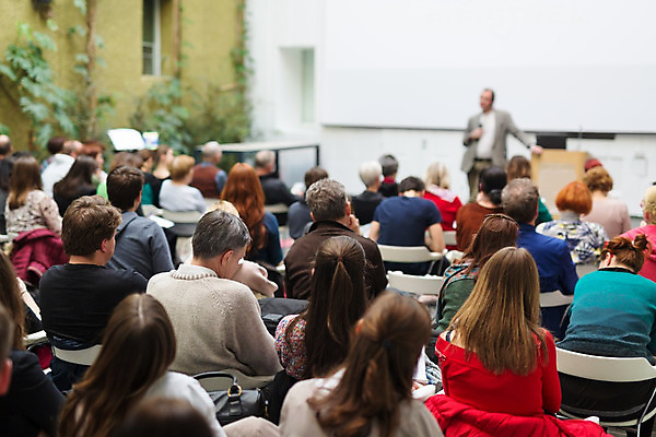포토 JPG 해외이미지 여자 남자 실내 앉기 여러명 상반신 성인 앞모습 뒷모습 듣기 군중 강의 강당 세미나 성인만 해외202004 해외포토 뷰포인트 다수 모션 사람 내부 파일형식 이미지허브