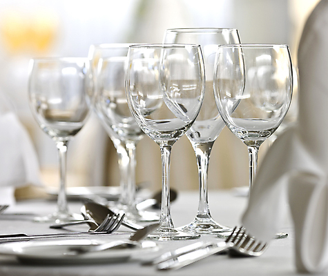 포토 JPG 해외이미지 식기 접시 포크 와인잔 유리 탁자 사람없음 장식 컵 식당 숟가락 식탁보 흰색 직물 칼 은색 냅킨 성배 해외202004 해외포토 컬러 가구 술잔 재질 수저 상점 파일형식 이미지허브