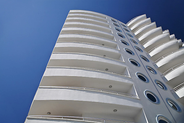 포토 JPG 해외이미지 디자인 외관 문화 비즈니스 건축양식 유리 하늘 미래 새로움 바닥 아파트 주택 사람없음 야외 건물 파란색 빛 사무실 햇빛 반사 고층빌딩 힘 발코니 흰색 도시 재산 고급 도심 큼 장면 개발 철강 소멸 해외202004 해외포토 건축물 건축 컬러 컨셉 재질 빌딩 금융 태양 크기 파일형식 이미지허브